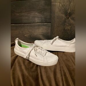 Cariuma brand, men’s size 10, women’s size 11.5, casual and comfortable sneakers